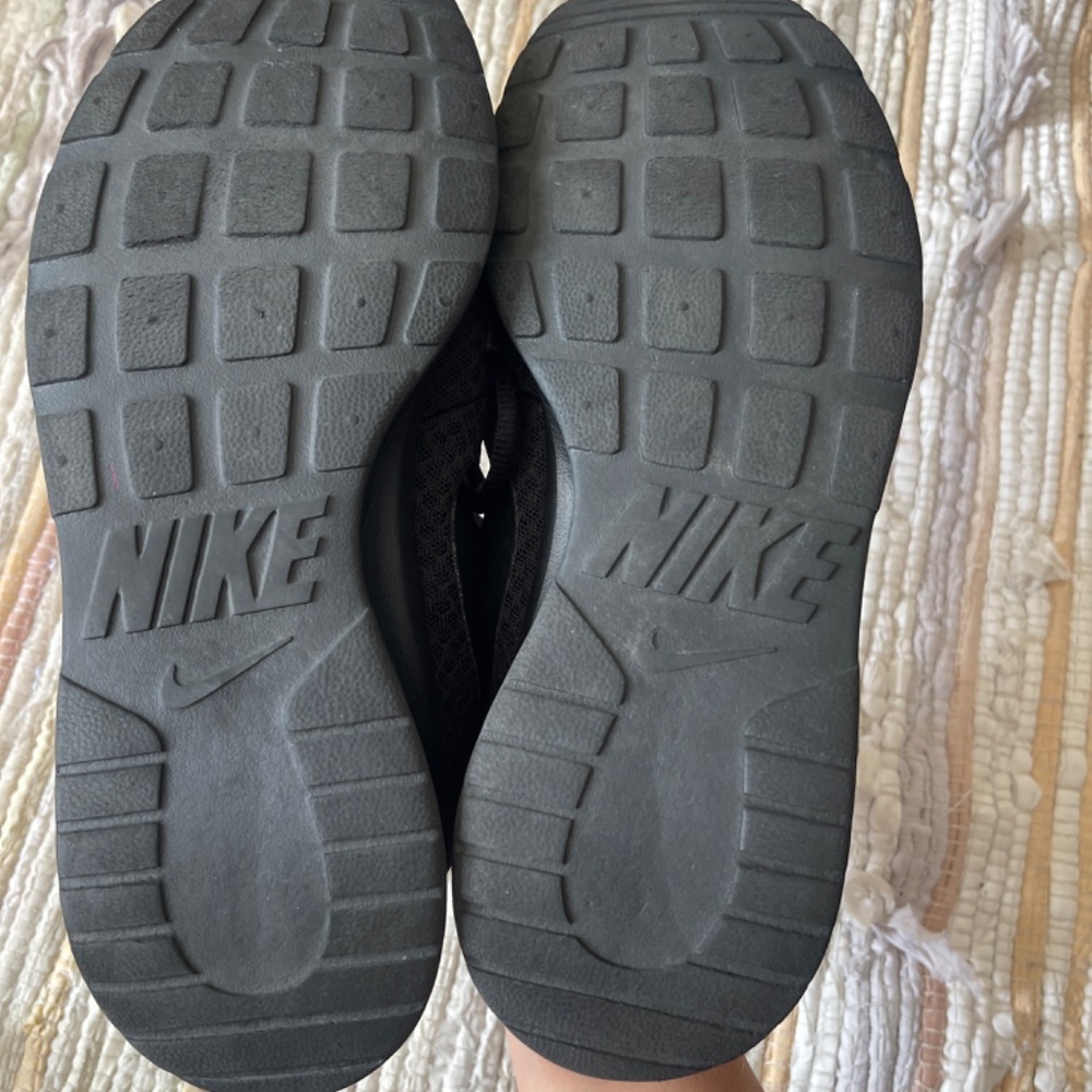 EUC Men’s Nike Tanjun Shoe / Sneakers Black Barely Bolt Size 9 - Picture 7 of 8